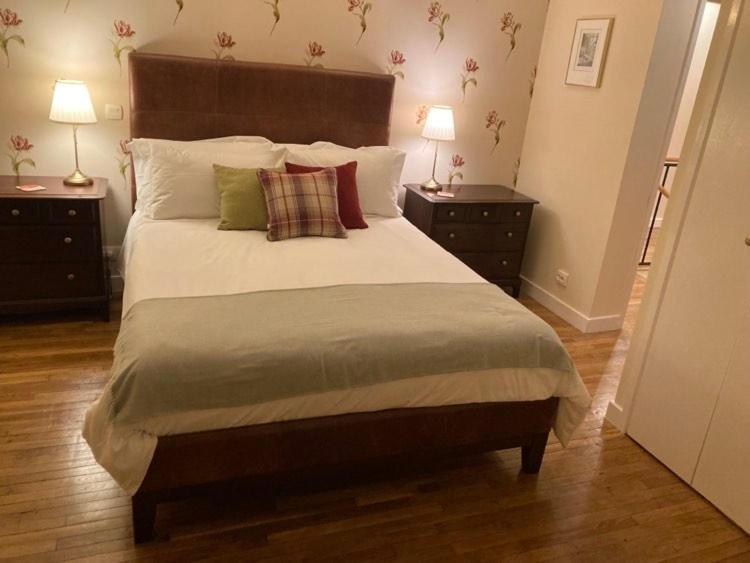 Chambres & Table D'Hotes De La Vieille Ferme Salon-la-Tour Екстериор снимка